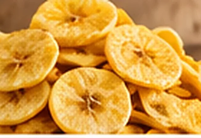 Golden banana chips with ripe bananas