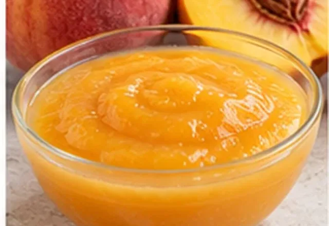 Thick fruit filling in a bowl